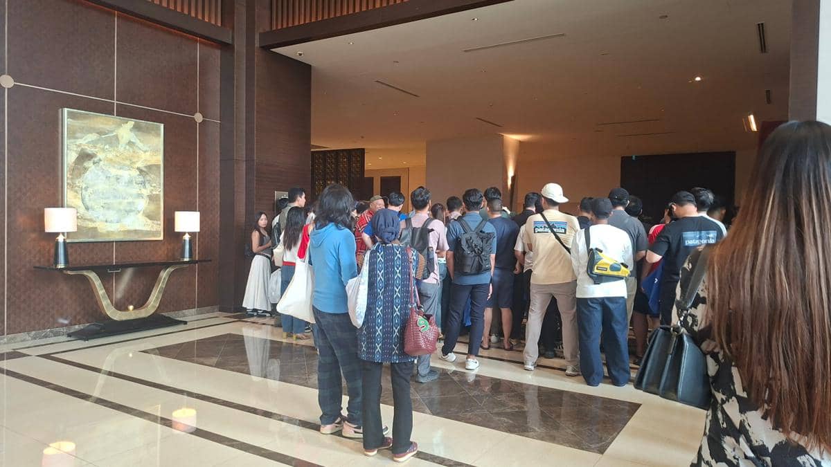 Kerumunan penggemar menanti skuad Chelsea di Fairmont Hotel, Jakarta.