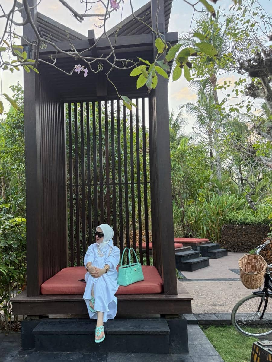 Syahrini bersama anggota keluarga menikmati momen liburan di Bali, sebagaimana dibagikan melalui akun Instagramnya.