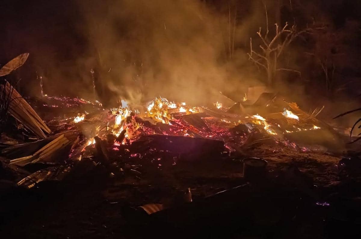 Kebakaran di Dusun Tondopi, Desa Tongkoseng, Kecamatan Tontonunu, Kabupaten Bombana, Sulawesi Tenggara, Kamis (6/8/2026) dini hari/Dok. Isti