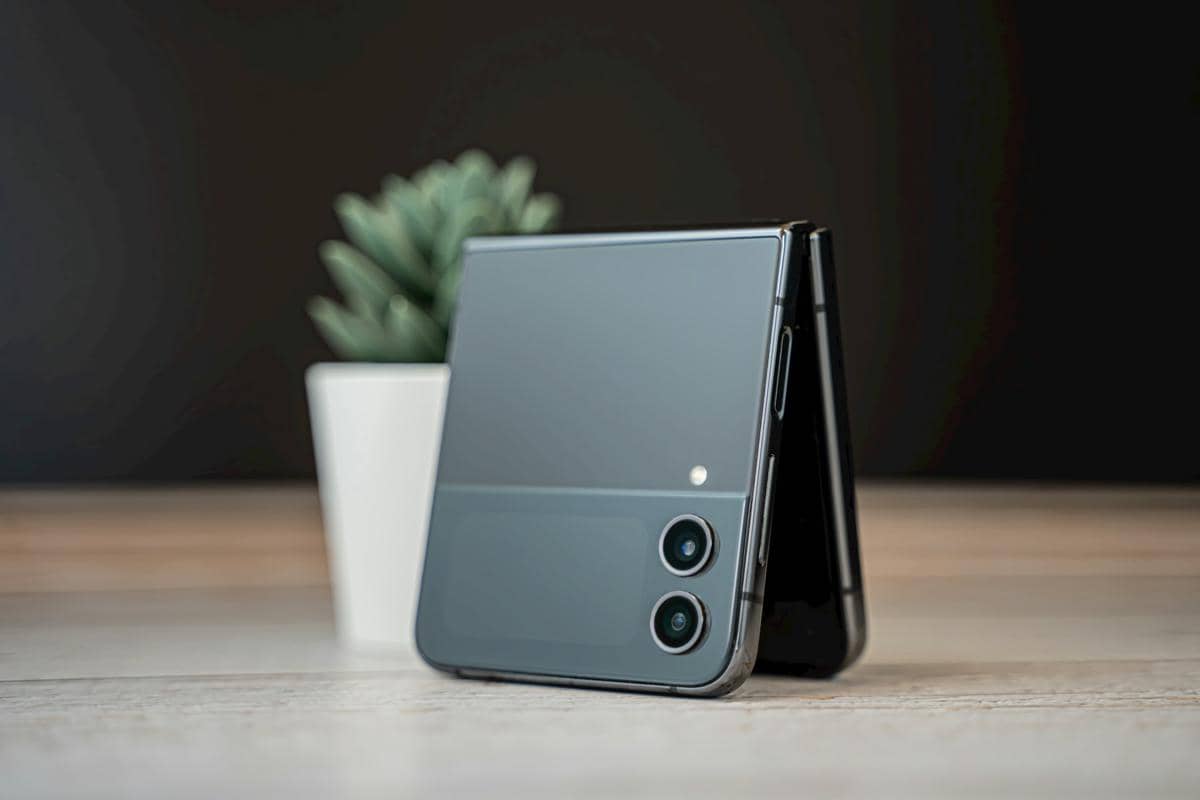 ilustrasi HP flip