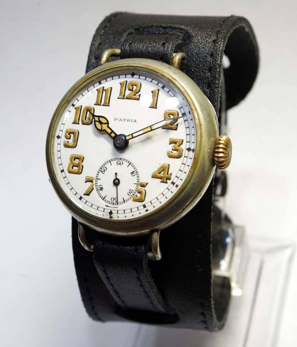 ilustrasi trench watch