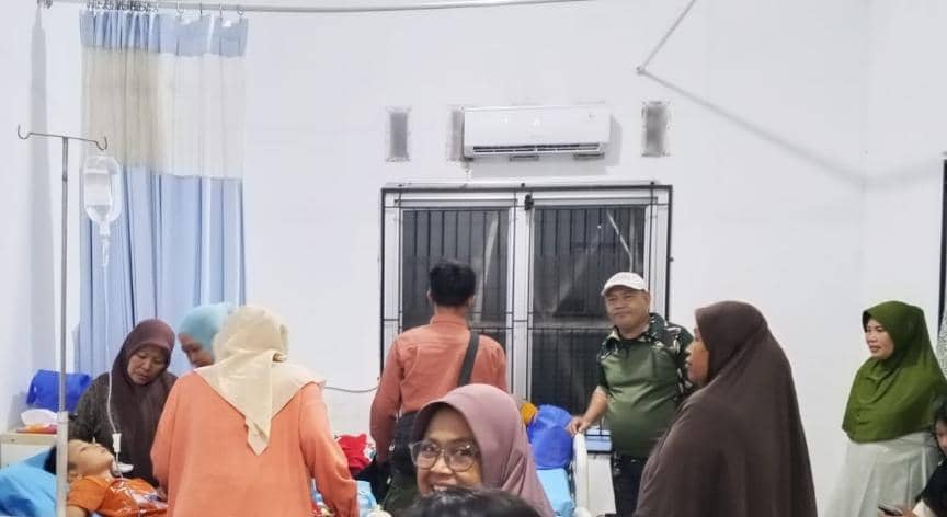 Suasana di area Puskesmas Dramaga saat kejadian dugaan keracunan MBG yang dilaporkan di wilayah setempat.