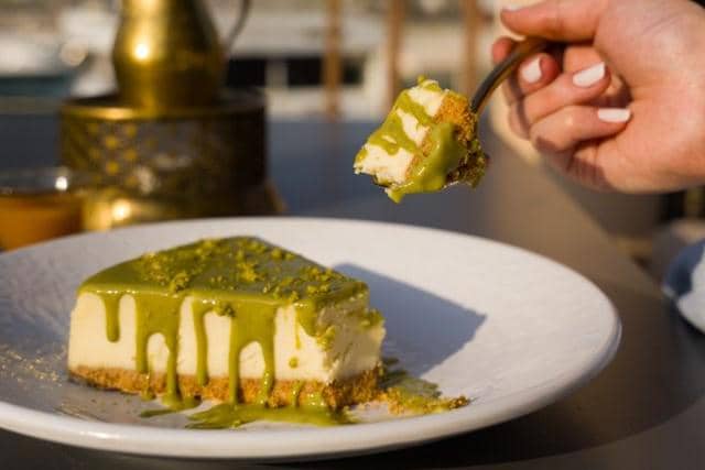 Resep Pistachio Dubai Cheesecake yang Crunchy dan Creamy