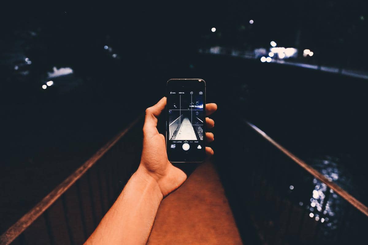 Smartphone memotret objek jauh pada malam hari dengan kamera aktif