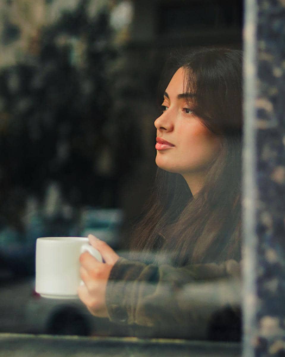 Perempuan menikmati kopi