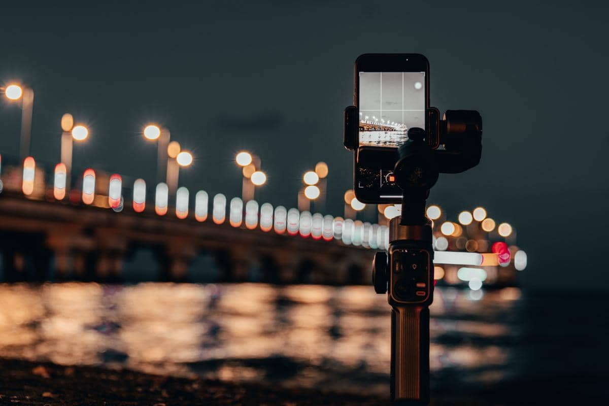 Smartphone pada tripod digunakan untuk memotret pada malam hari