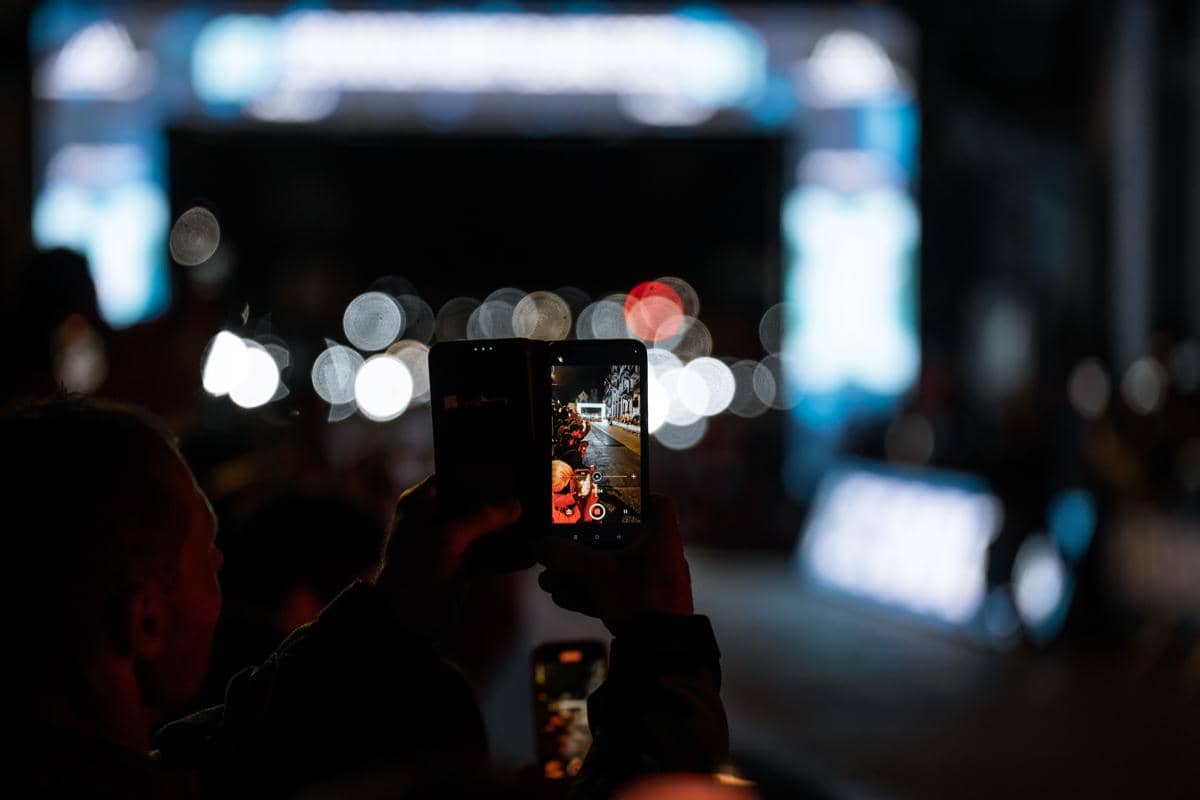 Smartphone digunakan untuk mengambil foto suasana kota pada malam hari