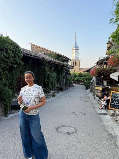Namrata Shirodkar, sebagaimana disebutkan dalam keterangan foto yang bersumber dari akun Instagram miliknya.