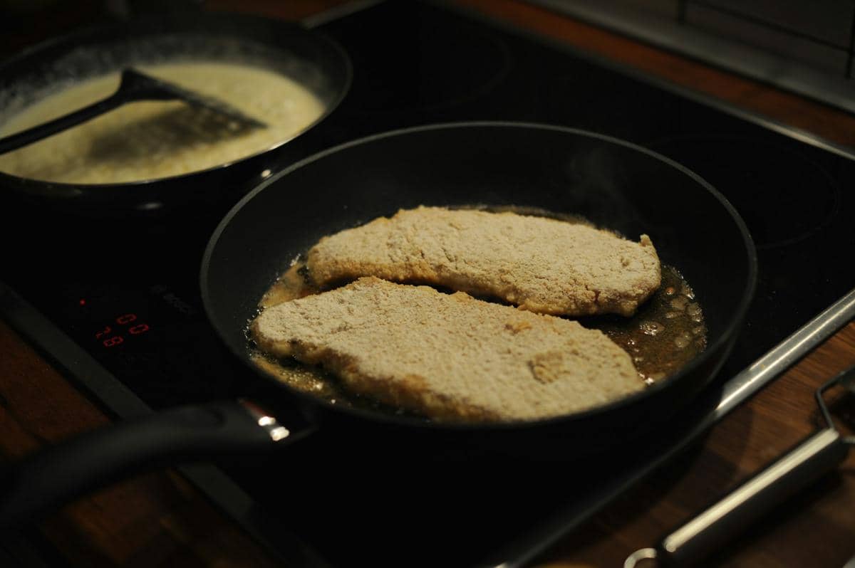 Ilustrasi proses membuat pork scallopini milanese sebagai hidangan daging babi berlapis tepung yang digoreng.
