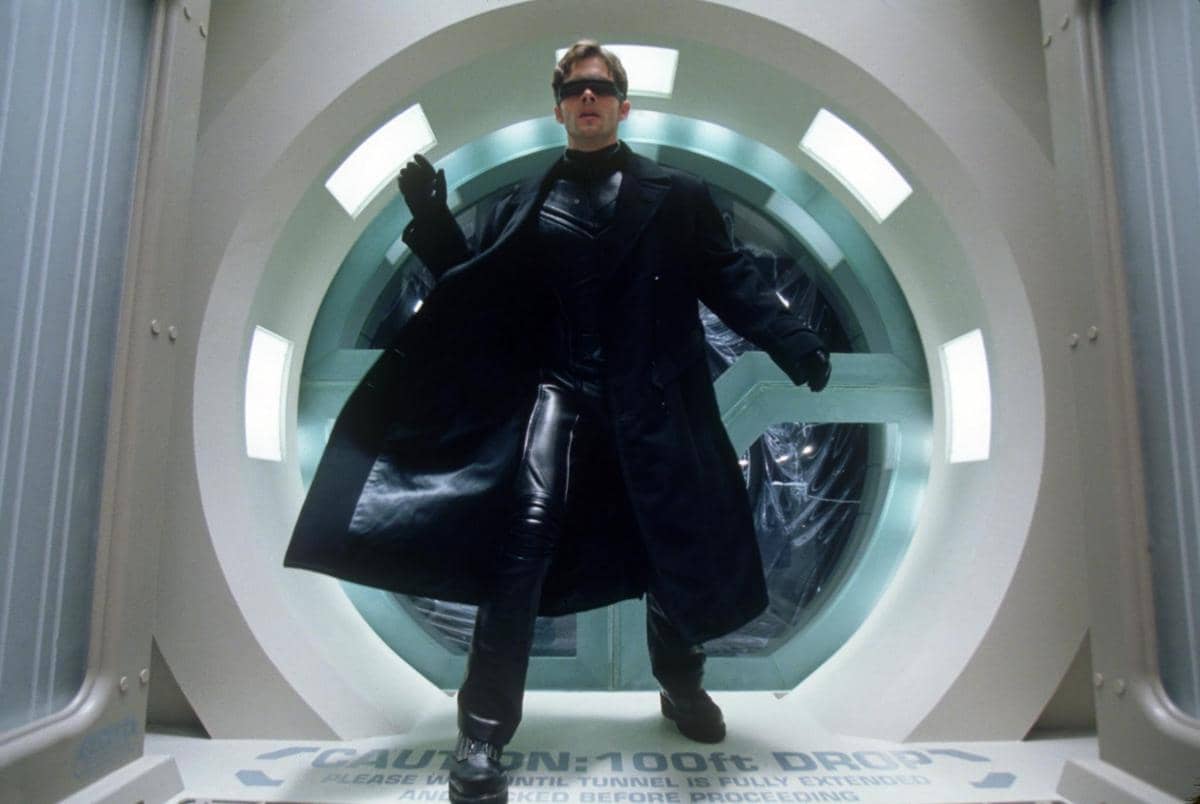 James Marsden memerankan Cyclops dengan visor merah dan seragam hitam dalam film X2: X-Men United.