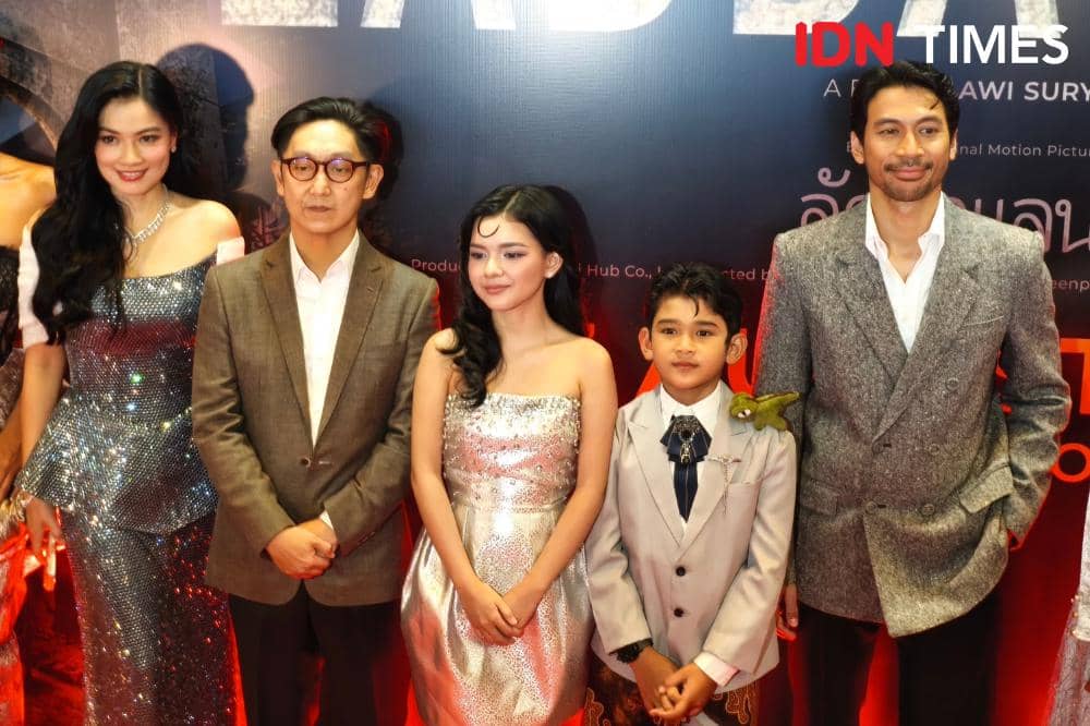 Potret Awi Suryadi dan Cast saat di red carpet gala premiere film Perumahan Laddaland, Kamis (6/8/2026) di Jakarta (IDN Times/Juan Dwi)