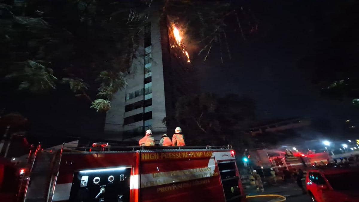 Gedung Bapenda DKI Kebakaran, Puing Jatuh dari Ketinggian