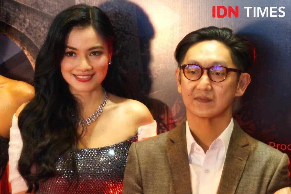 Potret Titi Kamal dan sutradara Awi Suryadi saat di red carpet gala premiere film Perumahan Laddaland di Jakarta (IDN Times/Juan Dwi)