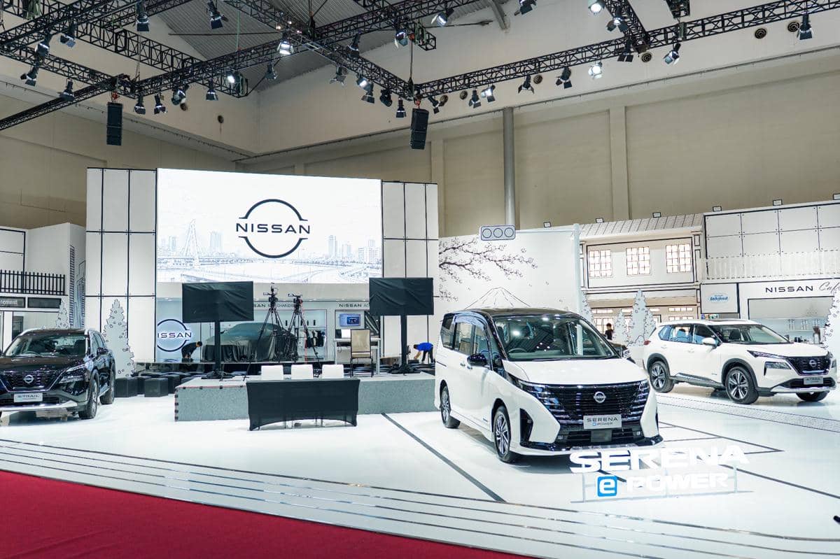 Area booth Nissan di GIIAS 2026 dengan logo merek, pencahayaan pameran, dan ruang display untuk pengunjung.