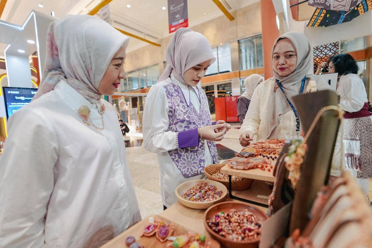 Koleksi produk UMKM binaan Pertamina Patra Niaga dipamerkan dan menarik perhatian pengunjung di Indonesia Fashion Week 2026.