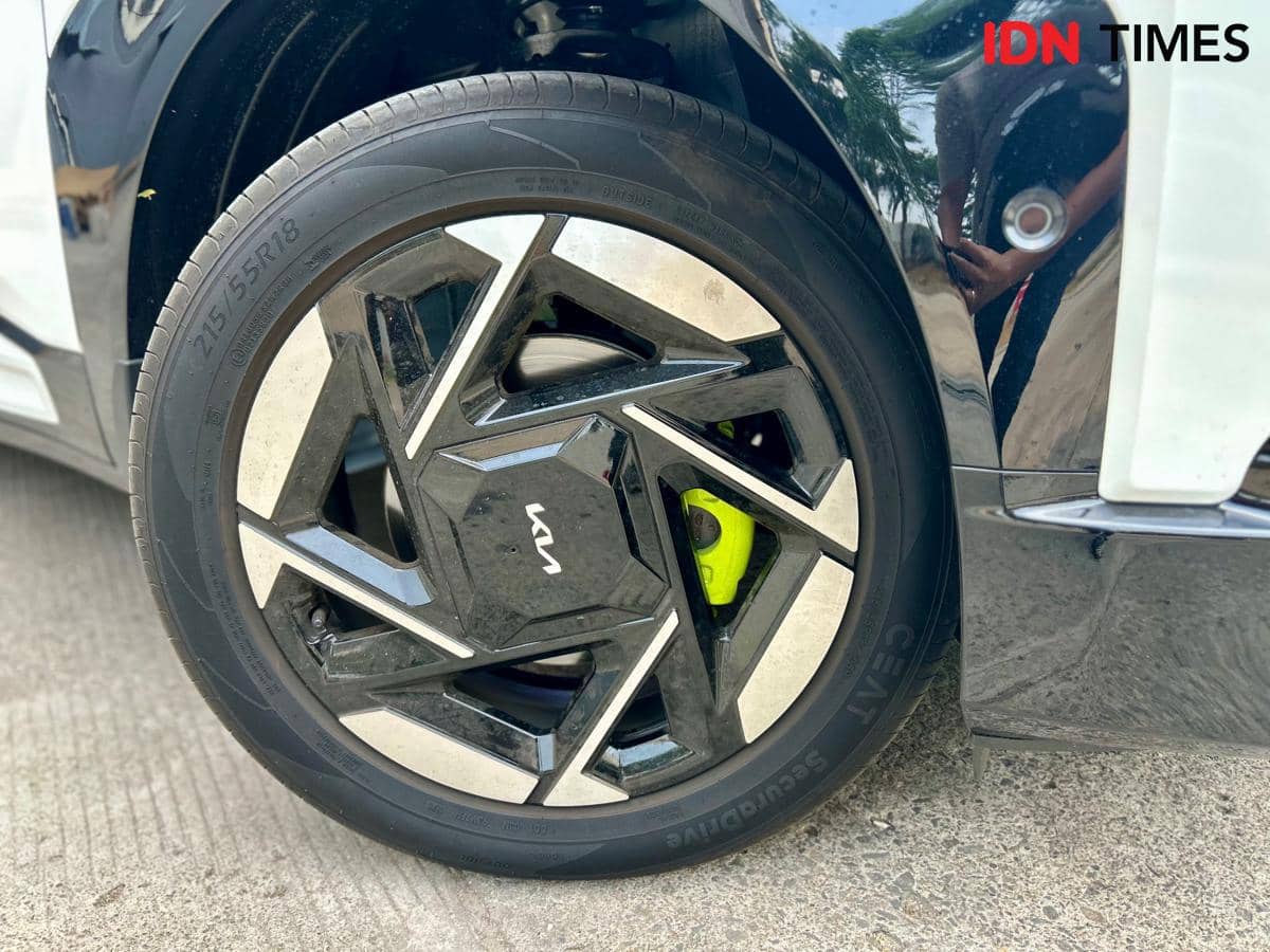 Pelek kendaraan berdesain modern dengan pola palang tegas, menonjolkan tampilan roda yang sporty dan kekinian.