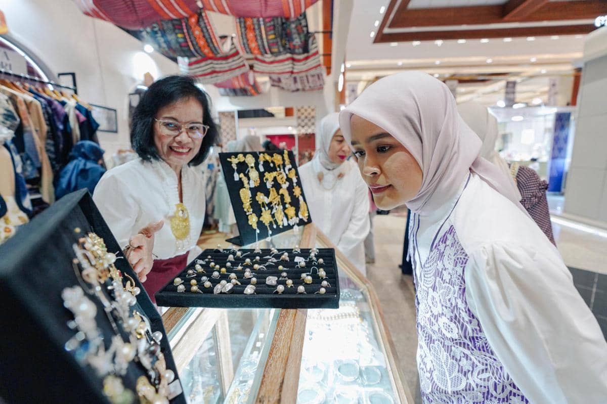 Produk UMKM binaan Pertamina Patra Niaga dipamerkan dan menarik perhatian pengunjung di Indonesia Fashion Week 2026.