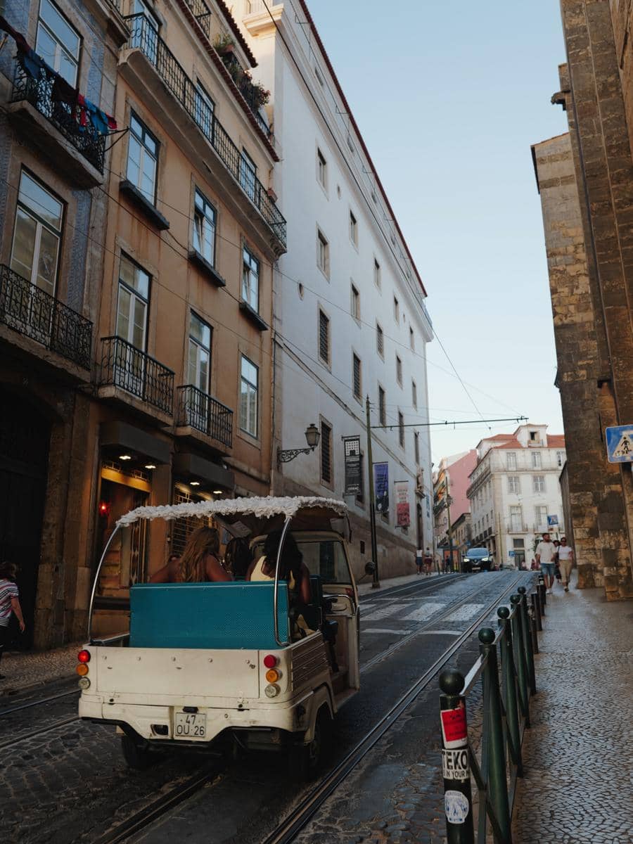 Regina Phoenix saat jalan-jalan di Kota Lisbon