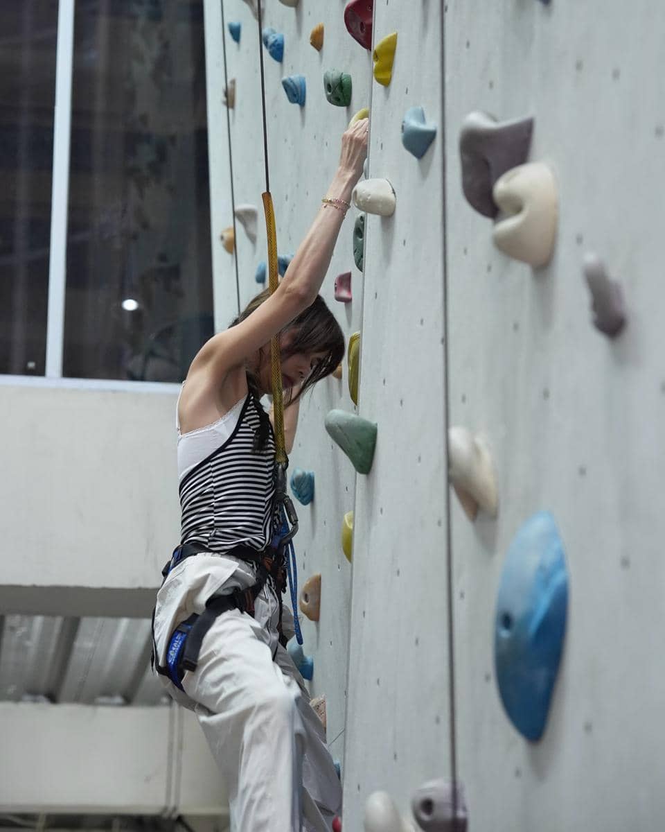 Sabrina Chairunnisa belajar wall climbing