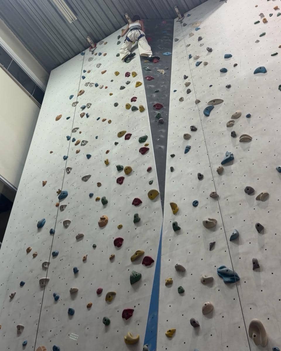 Sabrina Chairunnisa belajar wall climbing