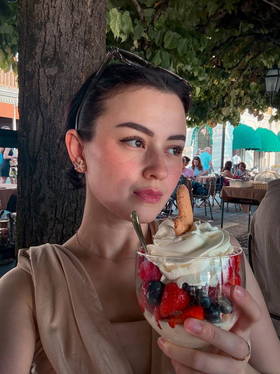 Kimberly Ryder liburan di Danau Como