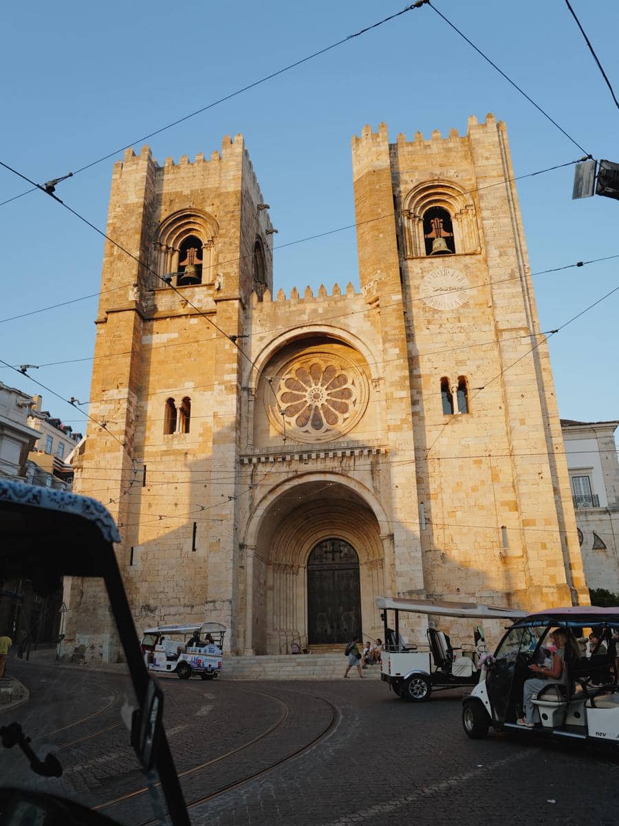Regina Phoenix saat jalan-jalan di Kota Lisbon