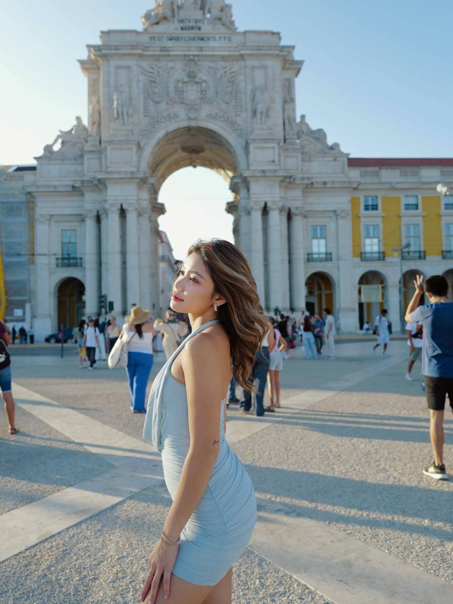 Regina Phoenix saat jalan-jalan di Kota Lisbon