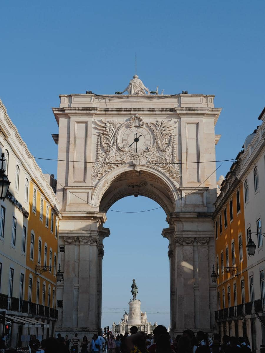Regina Phoenix saat jalan-jalan di Kota Lisbon