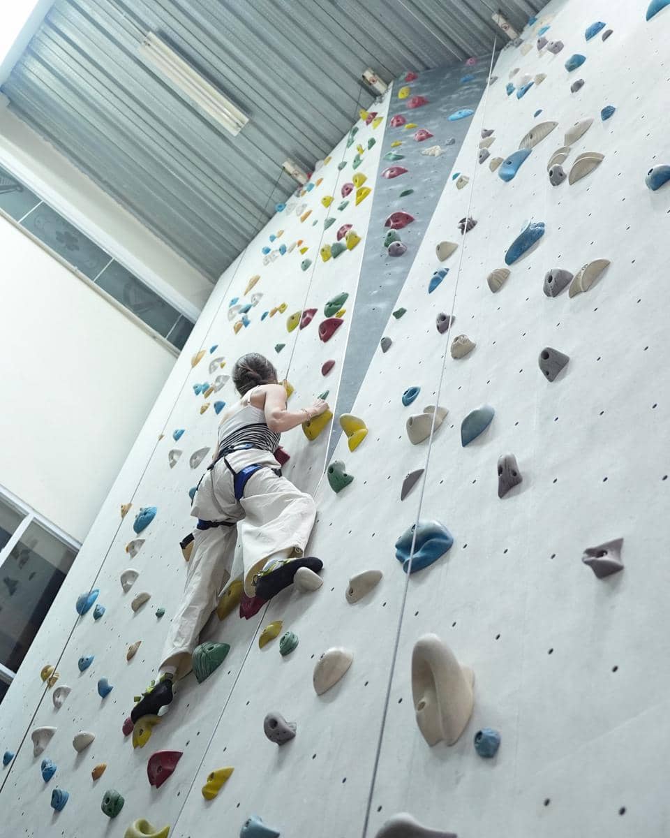 Sabrina Chairunnisa belajar wall climbing