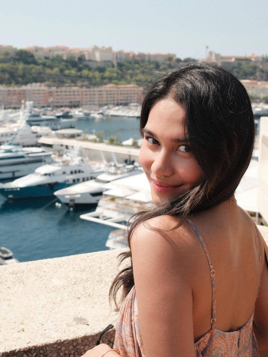 Azizah Salsha berjalan-jalan di Monte Carlo sambil mengenakan slip dress, dalam potret yang diunggah di Instagram.