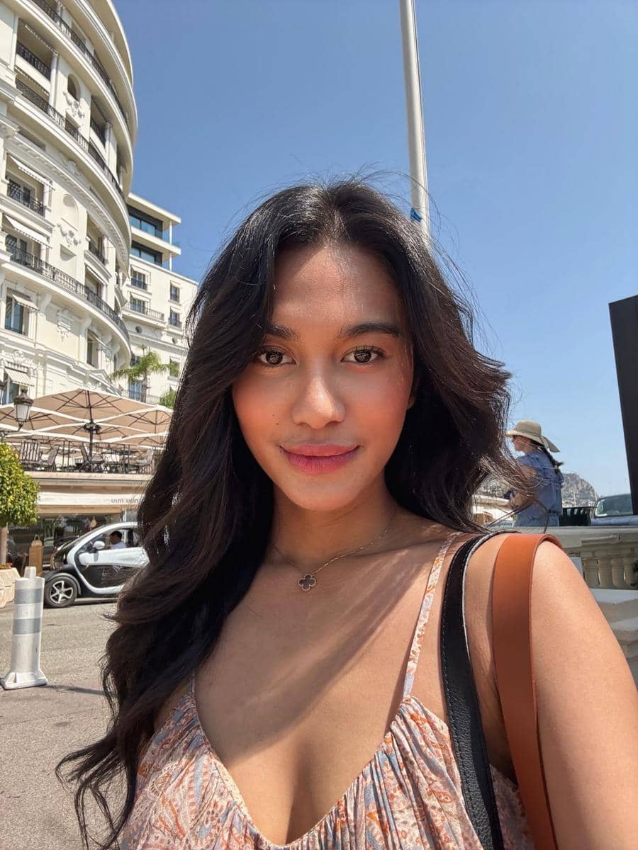 Azizah Salsha berjalan-jalan di Monte Carlo sambil mengenakan slip dress, tampil santai dalam unggahan Instagram.