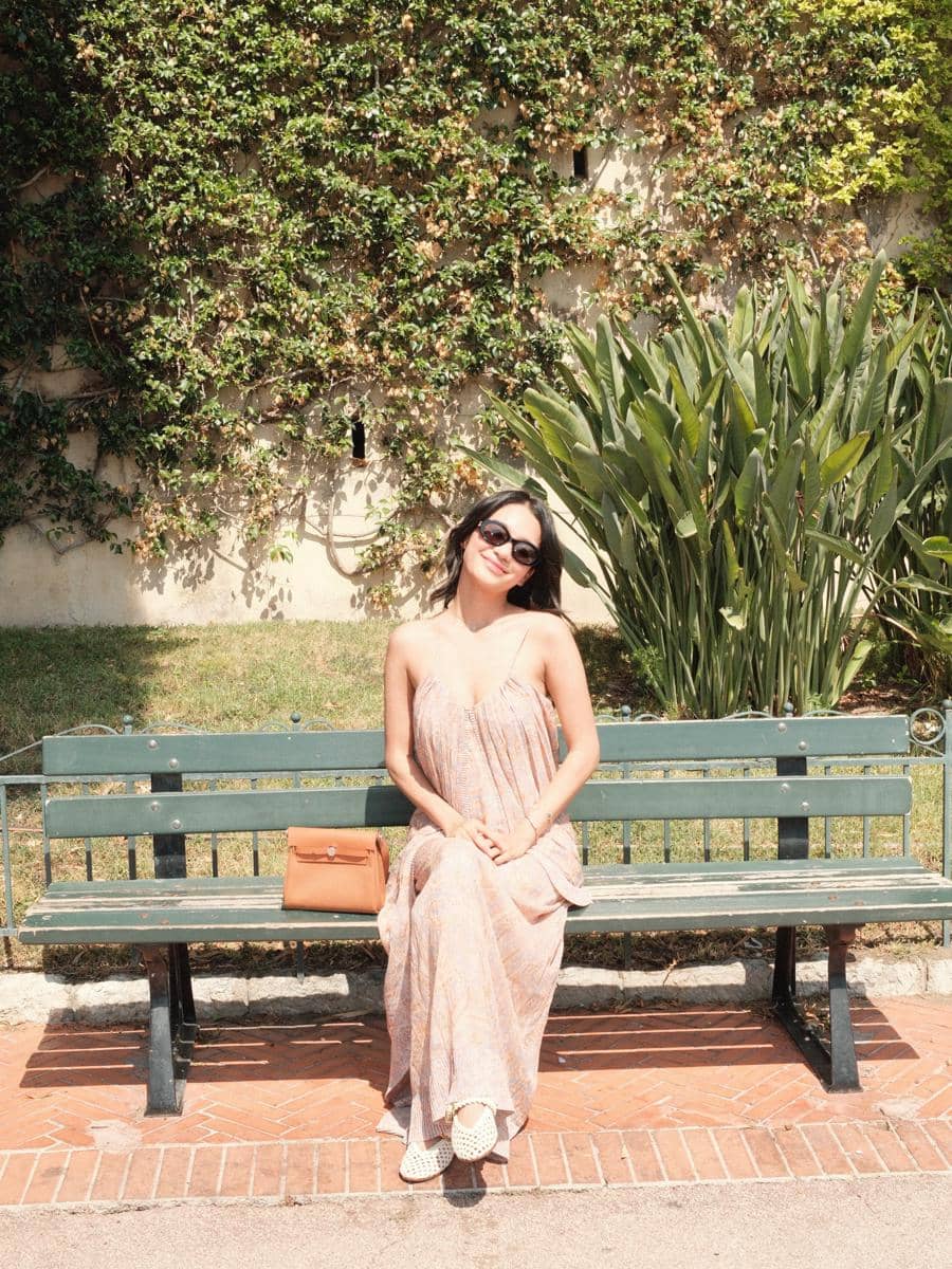 Azizah Salsha berjalan-jalan di Monte Carlo sambil mengenakan slip dress dalam unggahan Instagram pribadinya.