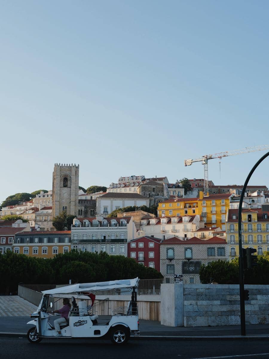 Regina Phoenix saat jalan-jalan di Kota Lisbon