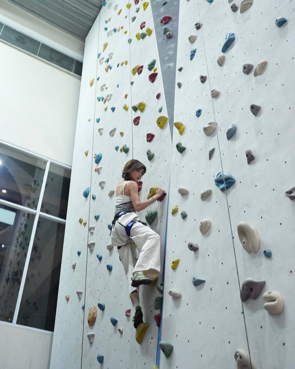Sabrina Chairunnisa belajar wall climbing
