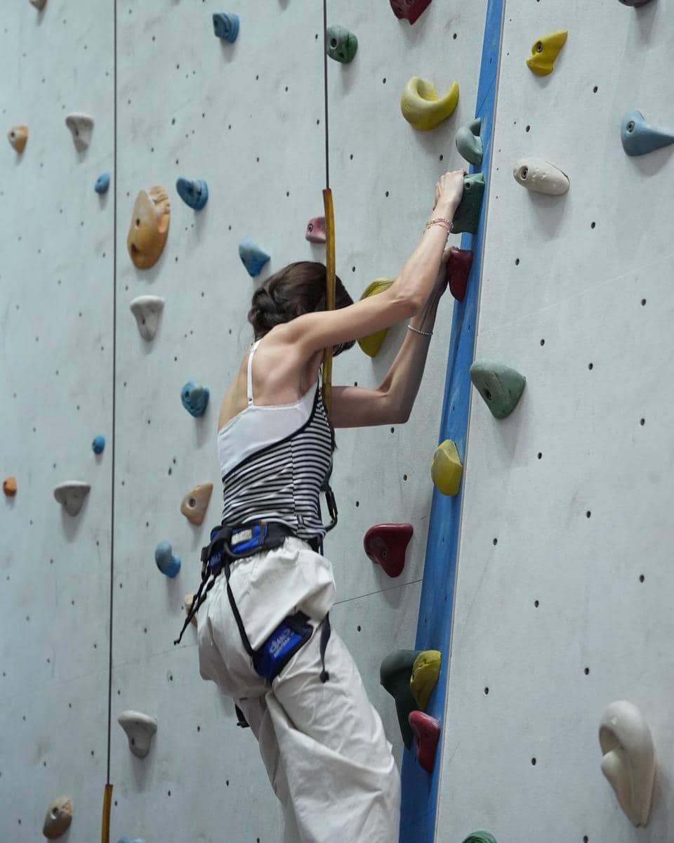 Sabrina Chairunnisa belajar wall climbing