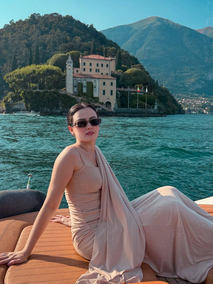 Kimberly Ryder liburan di Danau Como