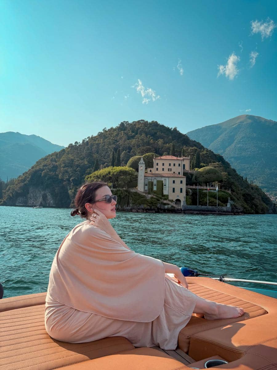 Kimberly Ryder liburan di Danau Como