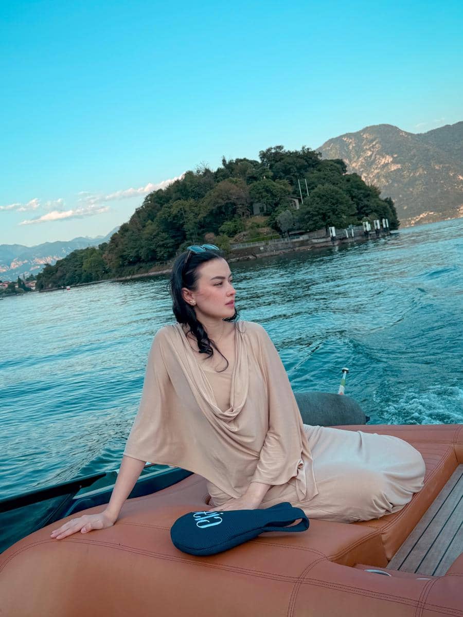 Kimberly Ryder liburan di Danau Como