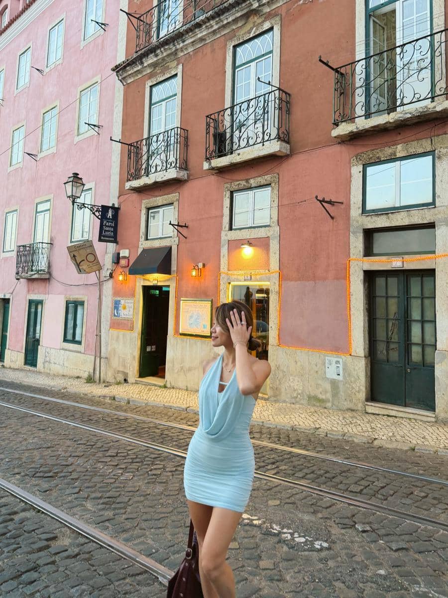 Regina Phoenix saat jalan-jalan di Kota Lisbon