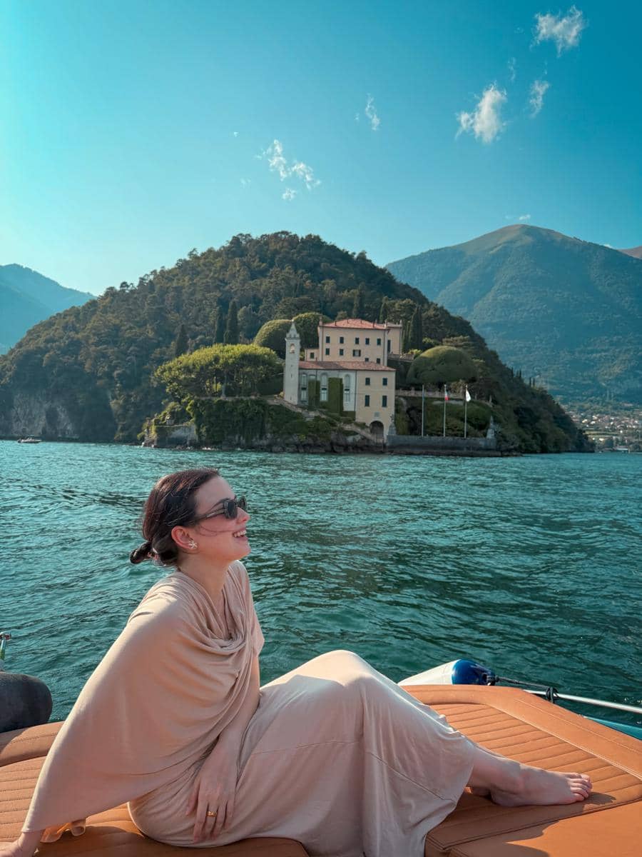 Kimberly Ryder liburan di Danau Como