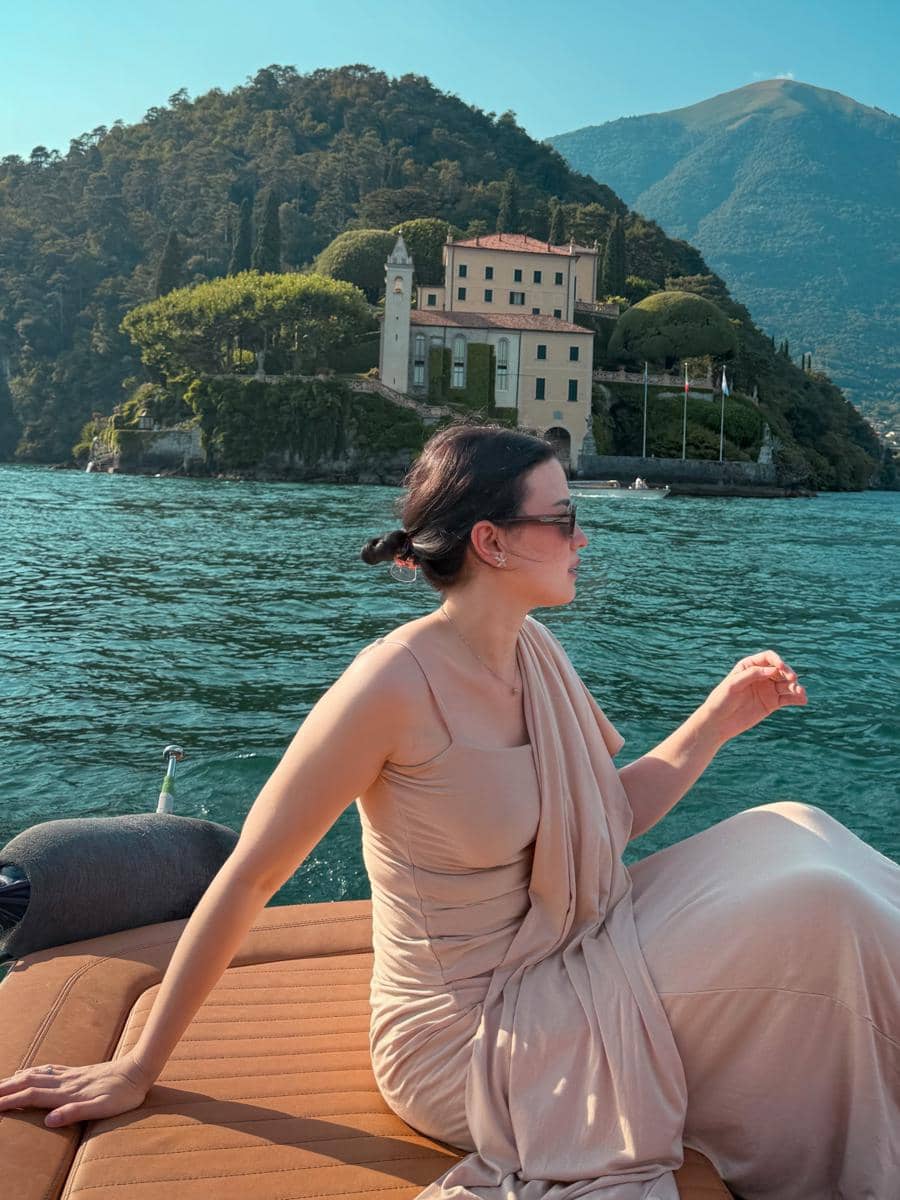 Kimberly Ryder liburan di Danau Como