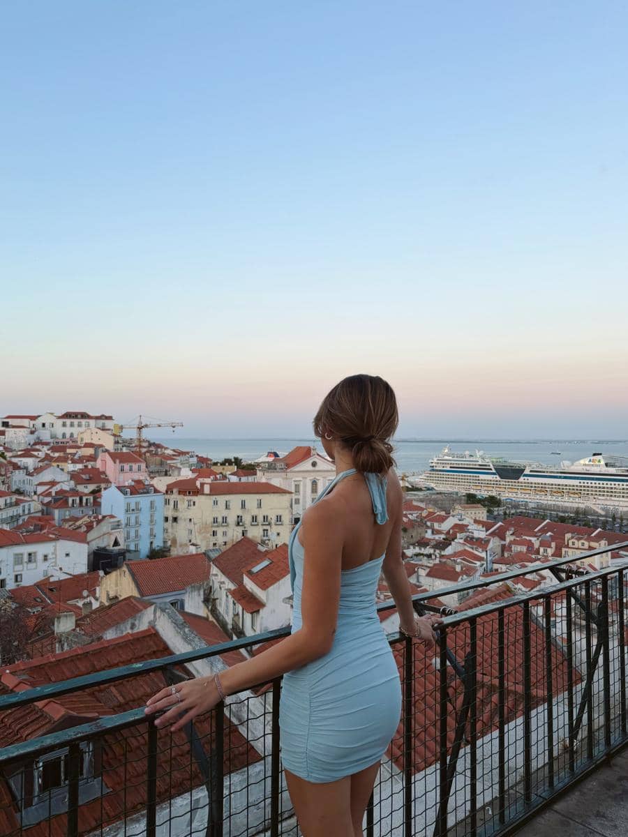 Regina Phoenix saat jalan-jalan di Kota Lisbon