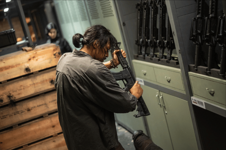 Cuplikan promosi drama Korea A Shop for Killers 2 dari Disney Plus, menampilkan adegan dari serial tersebut.
