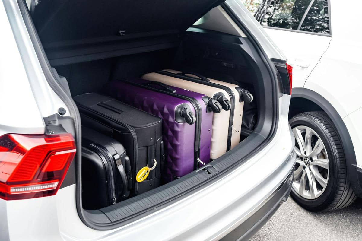 Bagasi mobil terbuka dengan ruang penyimpanan di bagian belakang kendaraan untuk membawa barang bawaan.