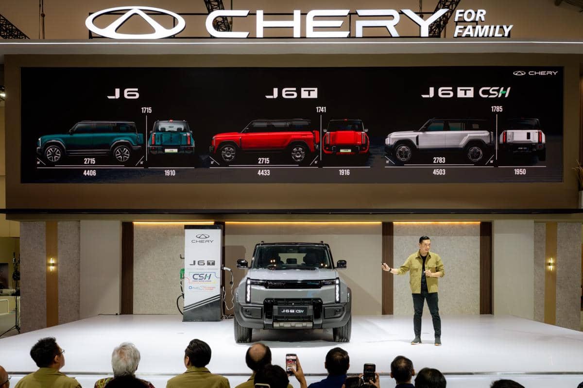 SUV Chery J6T CSH diparkir dengan tampilan kotak dan bodi besar, model paling bongsor di seri J6 Chery.