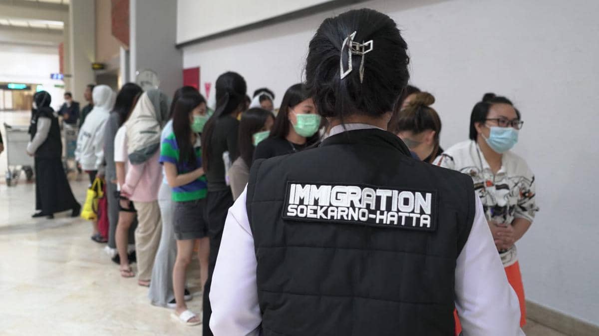 Sejumlah warga negara Vietnam dideportasi melalui Bandara Soekarno-Hatta terkait penipuan investasi daring.