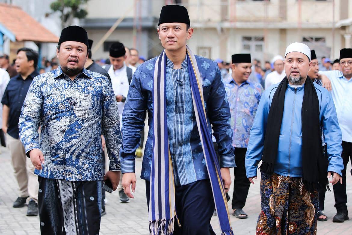 Ketua Umum Partai Demokrat Agus Harimurti Yudhoyono (AHY) salurkan bantuan air bersih ke pesantren-pesantren di Madura.