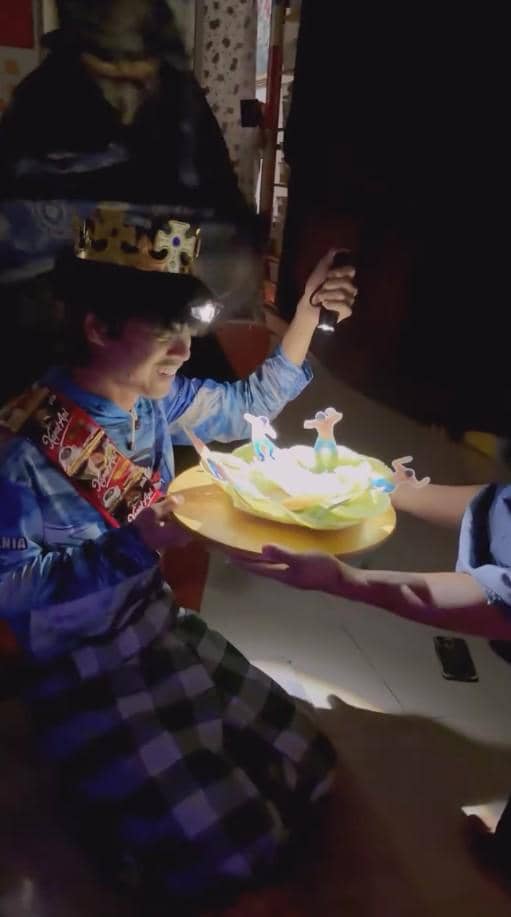 Aulion berpose bersama sejumlah teman dalam suasana bachelor party yang digelar menjelang hari pernikahannya.