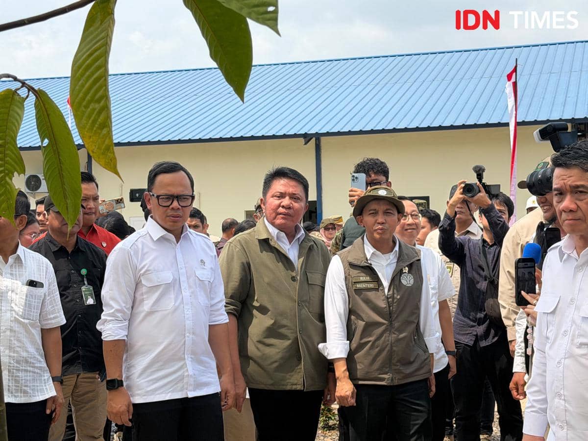 Menteri Kehutanan Raja Juli Antoni saat berkunjung ke Banyuasin, Sumatera Selatan dalam kunjungan resmi.