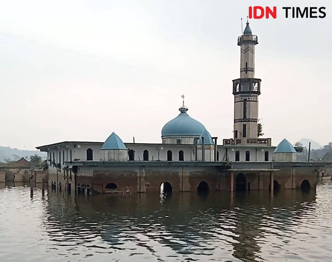 Permukiman Kampung Somang di Sajira tampak terendam air sebagai dampak proyek Waduk Karian, dengan pepohonan dan bangunan sekitar genangan.